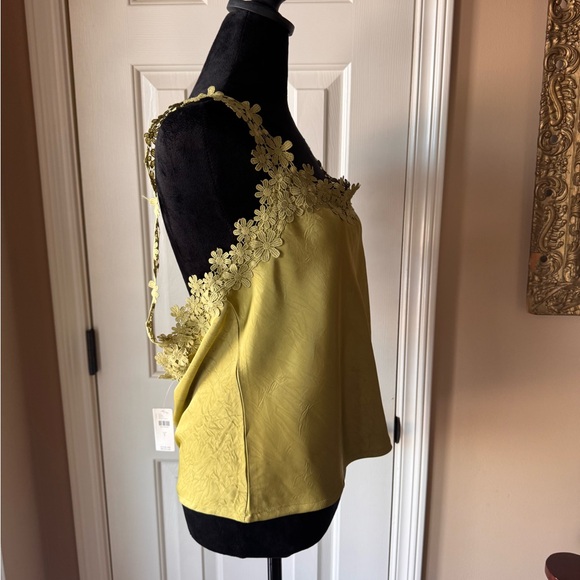 Blue Tassel sold by Anthropologie- Sleeveless Floral Laced Top-size large NWT - Picture 6 of 14